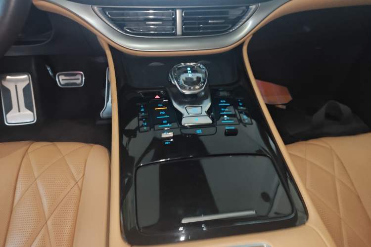 Used Denza D9 2025 DM-i Intelligent Drive 1020 Four-Wheel Drive Flagship Model