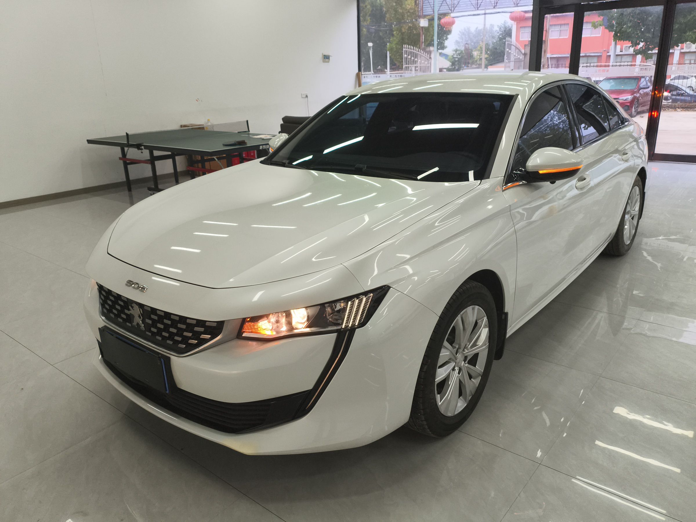 تحت مقدمة السيارة