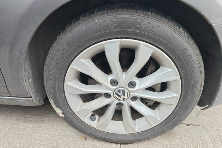 Used Volkswagen Golf 2011 1.4 TSI Manual Comfort Edition Right Front Wheel Hub