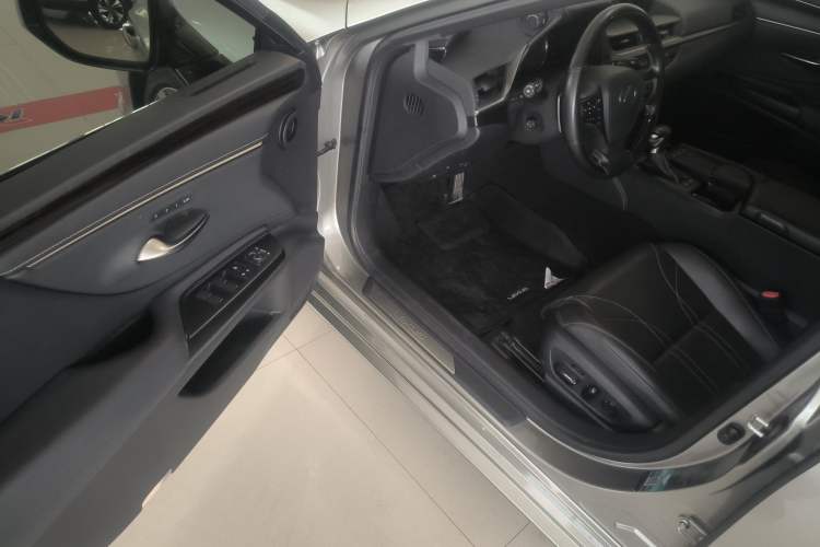 Used Lexus ES 2020 300h Premium Edition