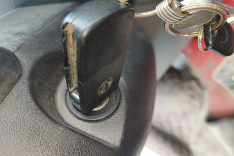 Used Dongfeng Yufeng 2018 2.5T Logistics Vehicle A100 Long Wheelbase High Roof 5-9 Seater China V Emission Standard ZD25 Vehicle Key