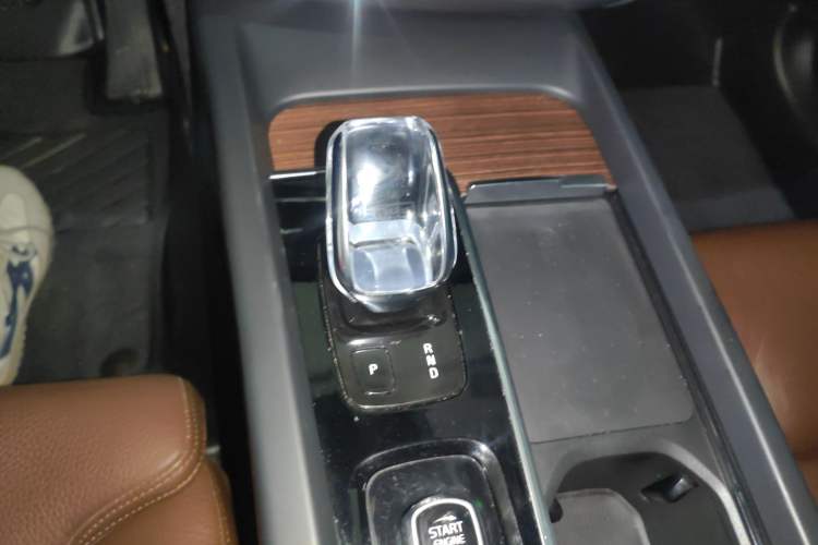 Used Volvo XC60 2022 B5 4x4 Smart Luxury Edition Gear Lever