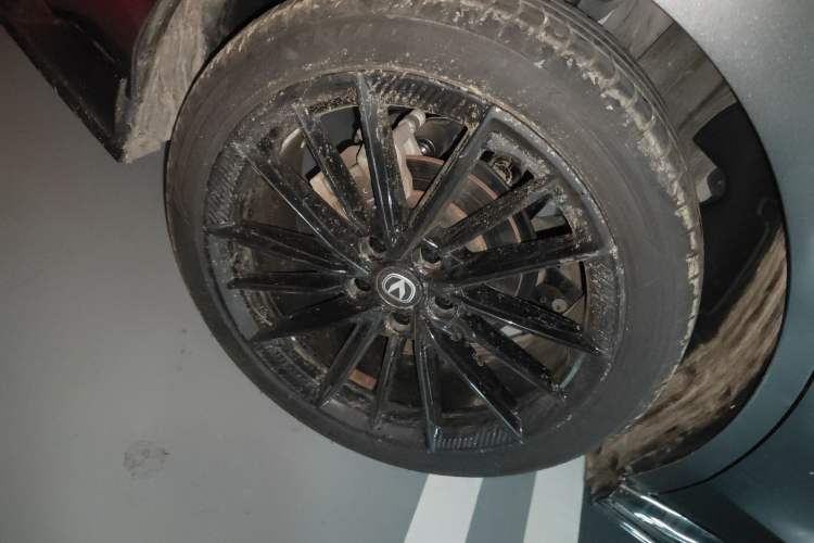 Used CHANGAN UNI-V 2023 1.5T Sport Edition Right Rear Wheel Hub