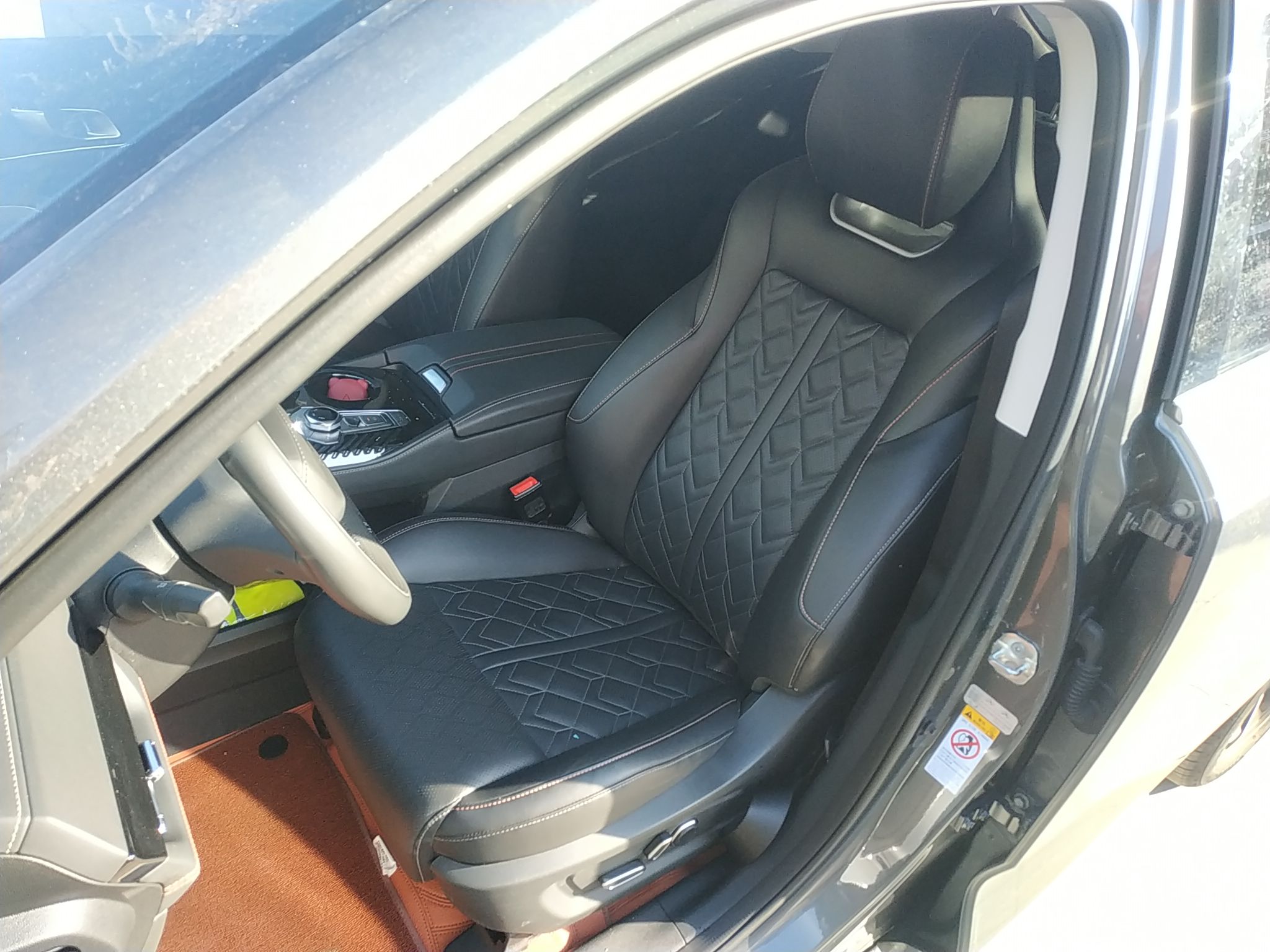 Переднее сиденье в автомобиле