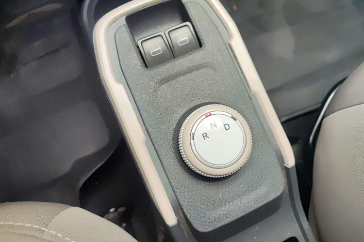 Used Chery QQ Ice Cream 2024 Edition Youth Version 205km Sundae Gear Lever