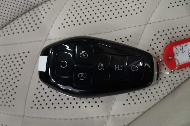 Used Denza D9 2025 DM-i Smart Drive 1020 Four-Wheel Drive Deluxe Model Vehicle Key