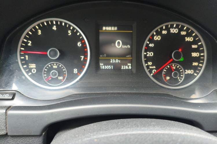 Used Volkswagen Tiguan 2015 1.8TSI Automatic Two-Wheel Drive Luxury Model Odometer Close Up