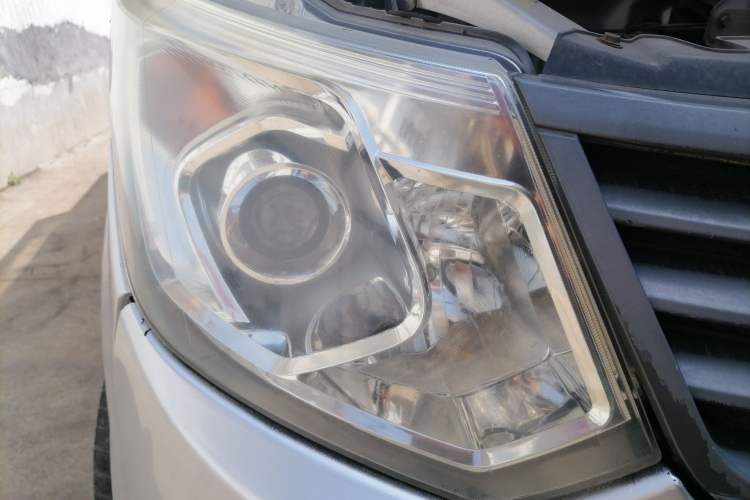 Used Wuling Zhengcheng 2015 1.5L Comfort L3C Right Front Headlight