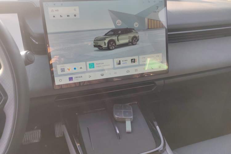 Used Lynk & Co 08 EM-P 2025 220 km All-Wheel-Drive Performance Halo Audio And AC Panel