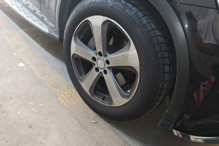 Used Mercedes-Benz GLC 2017 GLC 300 4MATIC Sport Edition Right Front Wheel Hub