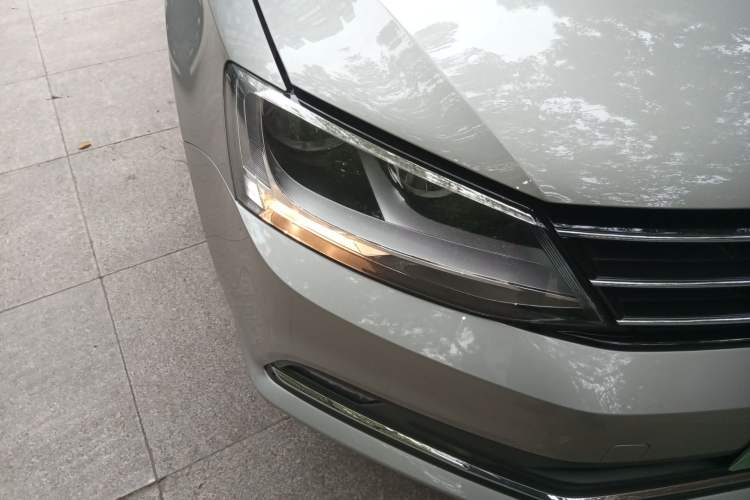 Used Volkswagen Sagitar 2018 1.6L Manual Comfort Model Right Front Headlight