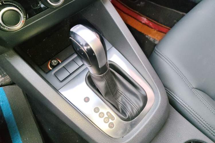 Used Volkswagen Sagitar 2012 1.4TSI Automatic Fashion Edition Gear Lever