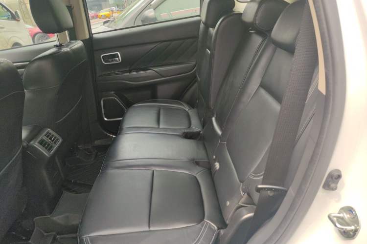 Used Mitsubishi Outlander 2019 2.4L 4x4 Zhi Xiang Edition 7 Seats China VI Standard Left Rear Seat