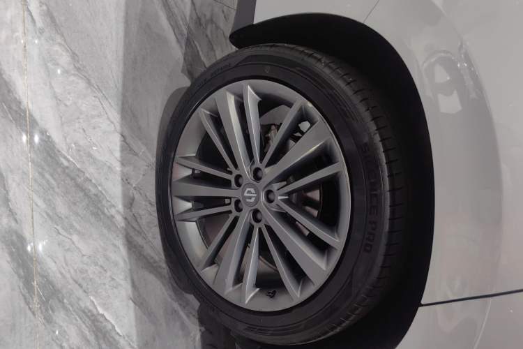 Used Leapmotor C16 2024 Pure Electric 520 Deluxe Edition Right Rear Wheel Hub