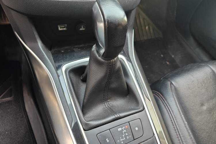 Used Peugeot 408 2014 1.8L Automatic Luxury Edition Gear Lever