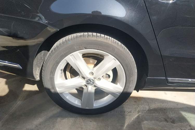 Used Volkswagen Magotan 2015 Facelift 1.8TSI Luxury Model Right Rear Wheel Hub