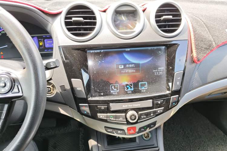 Used BYD S7 2016 2.0T Automatic Prestige Edition Audio And AC Panel