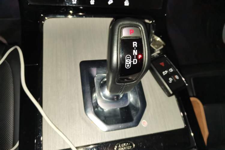 Used Land Rover Range Evoque 2021 Range Rover Velar 249 PS R-Dynamic S Performance Edition Gear Lever