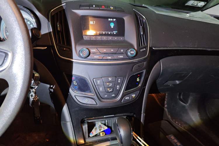 Used Buick Regal 2015 1.6T Leading Technology Model Audio And AC Panel