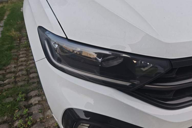 Used Volkswagen T-ROC 2025 Facelifted 300TSI DSG Two-Wheel-Drive Starlight Edition
