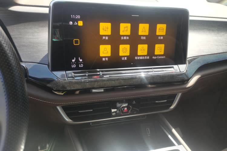 Used Volkswagen Viloran 2023 380TSI Luxury Edition Audio And AC Panel