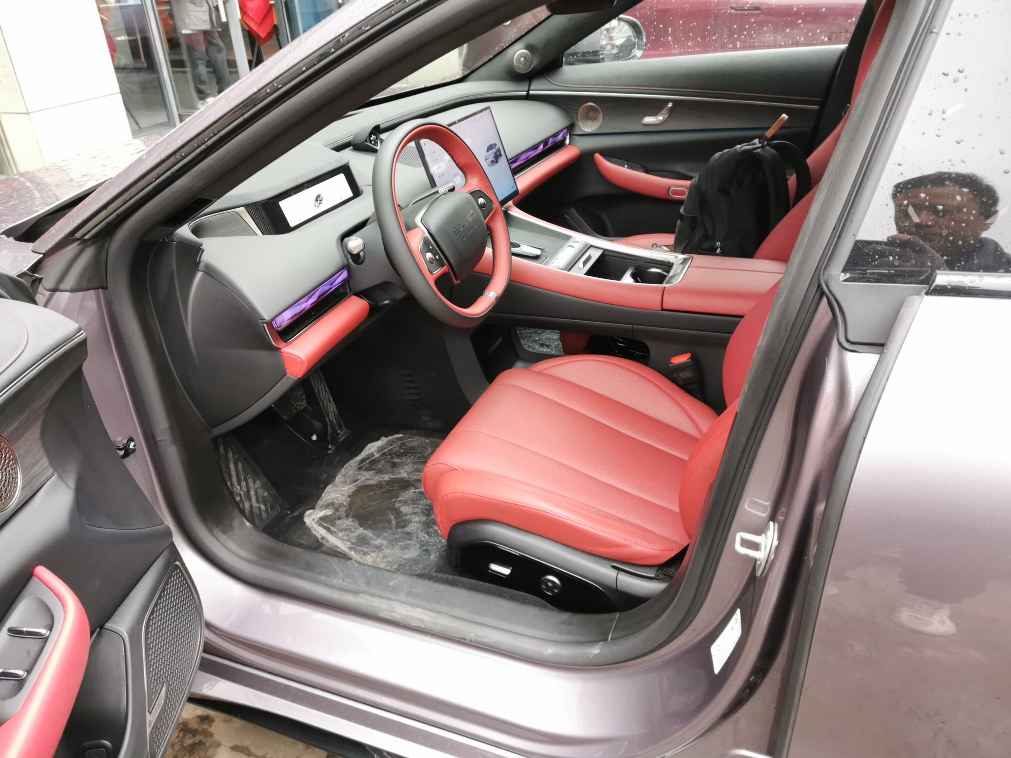 المقاعد الأمامية داخل السيارة