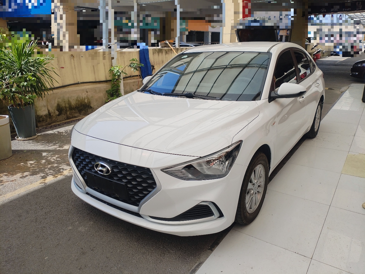 Под передней частью автомобиля