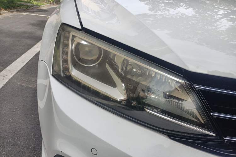 Used Volkswagen Sagitar 2015 280TSI Automatic Flagship Model Right Front Headlight