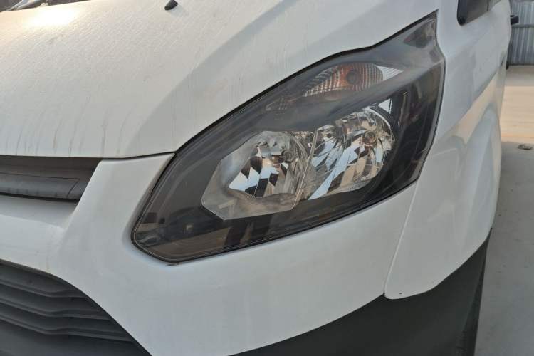 Used Ford Transit 2020 2.0T Diesel Multi-Function Commercial Vehicle Mid-Chassis Low-Roof Design with Dual Rear Doors Meeting China VI Emission Standards