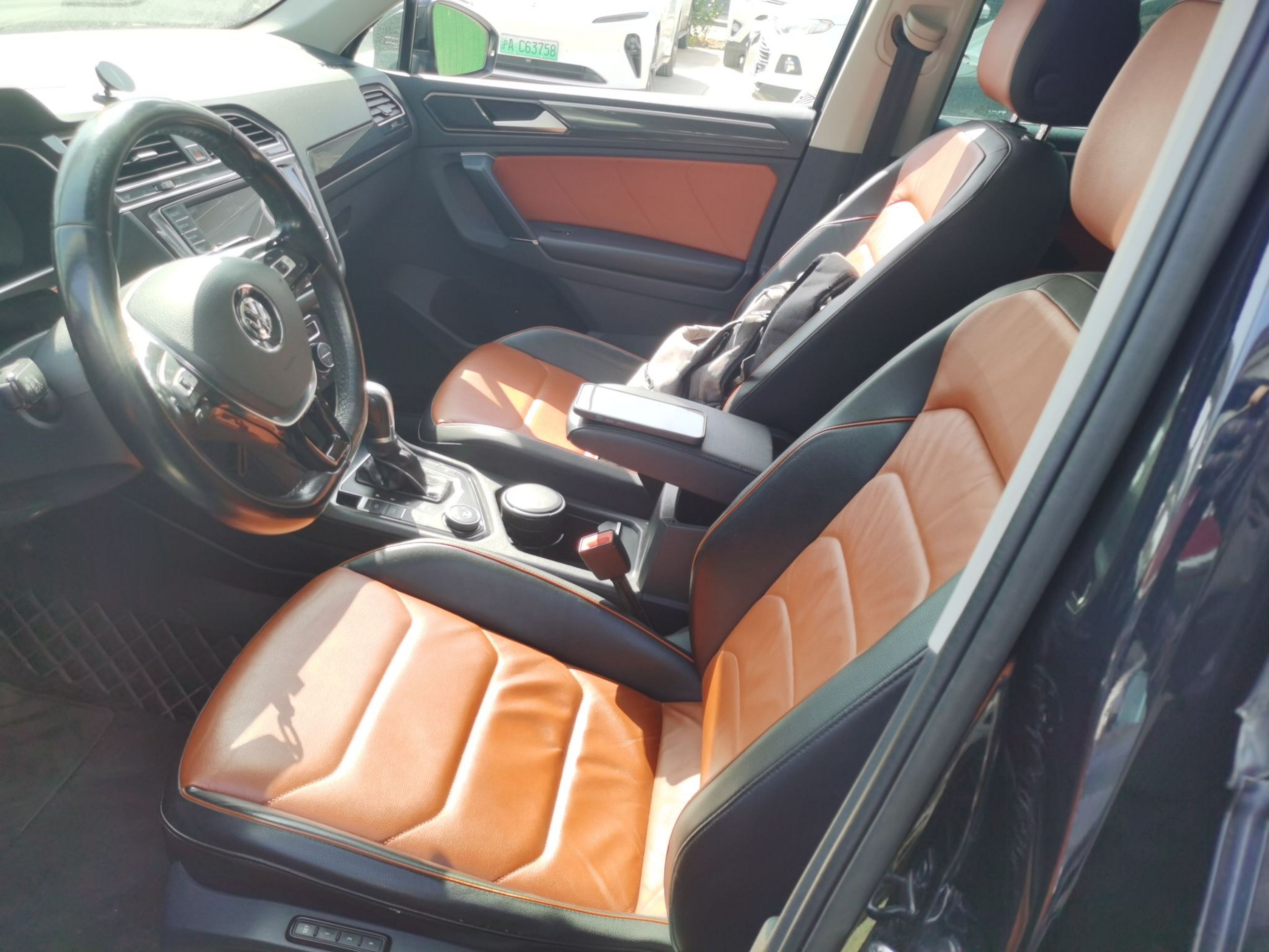 المقاعد الأمامية داخل السيارة