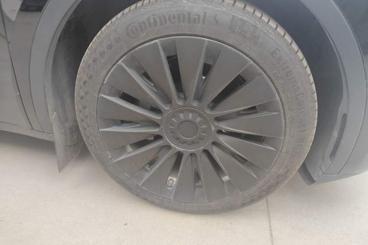 Used Tesla Model Y 2021 Standard Range Rear-Wheel Drive Version Right Front Wheel Hub
