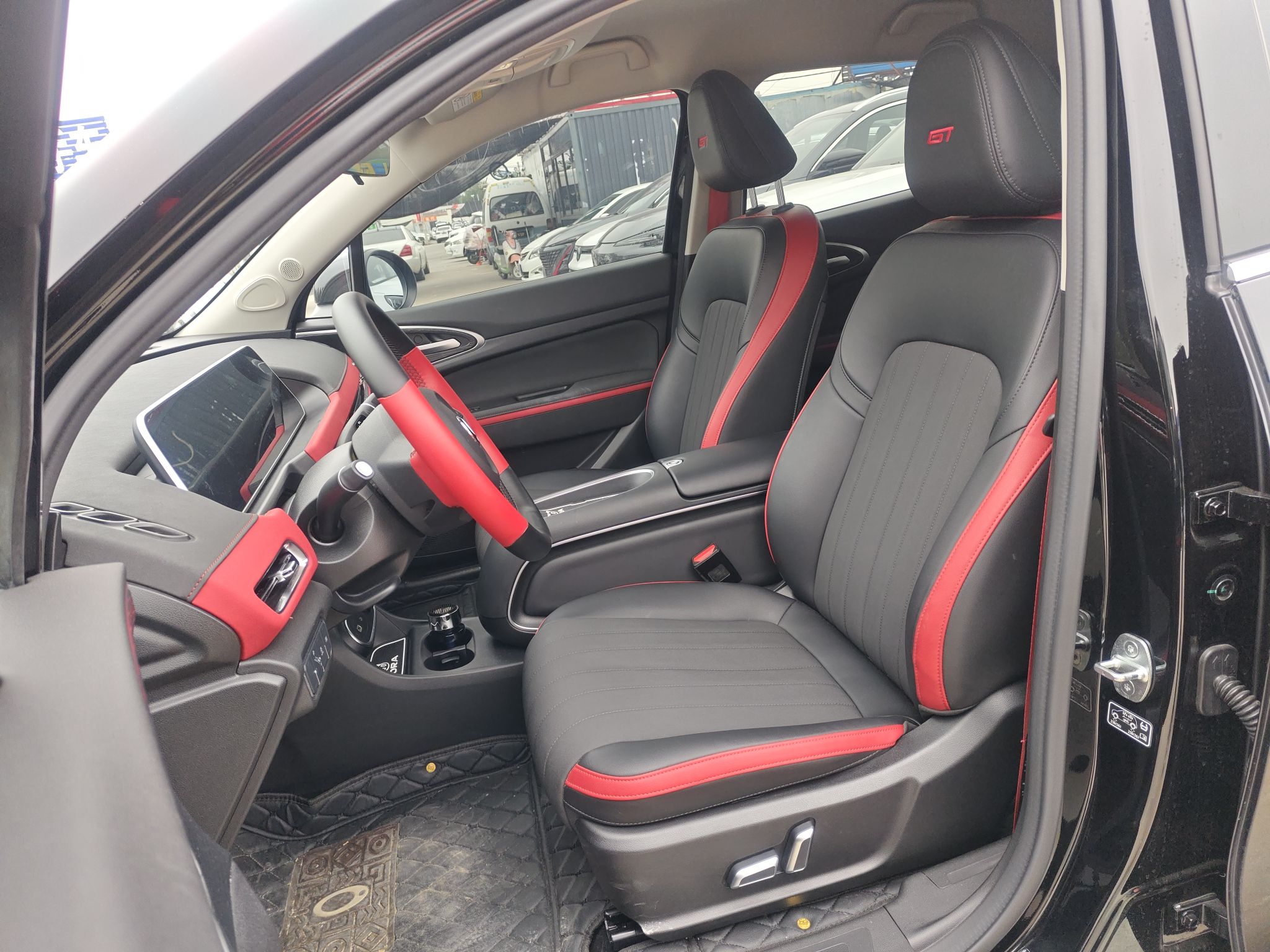 المقاعد الأمامية داخل السيارة