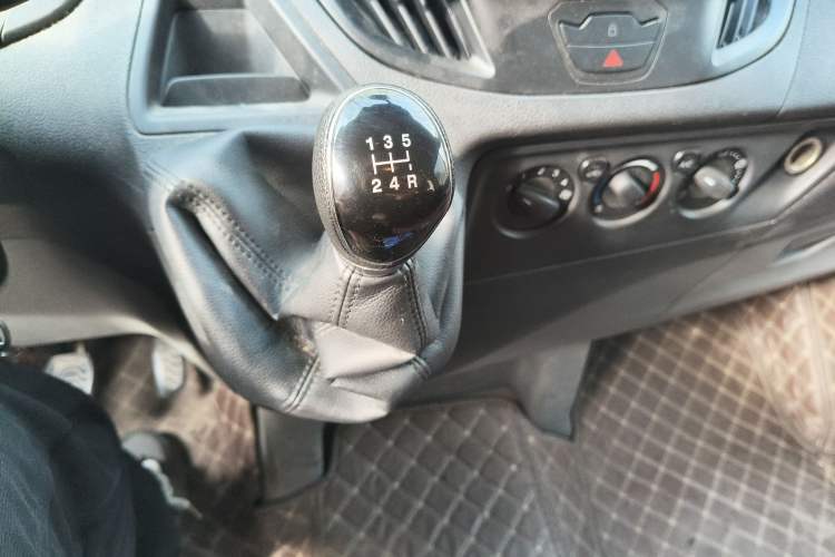 Used Ford Transit 2019 2.0T Diesel Multi-Purpose Commercial Vehicle Short Wheelbase Low Roof 6-Seater China VI Standard
