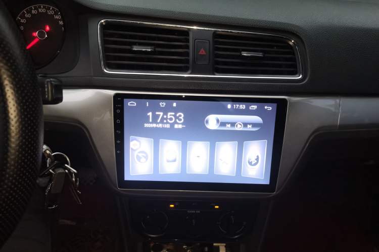 Used Volkswagen Lavida 2015 1.6L Manual Fashion Edition Audio And AC Panel