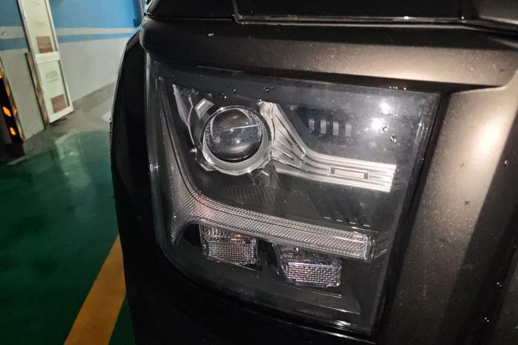 Used Great Wall King Kong Poer 2024 2.0T Automatic Diesel Two-Wheel-Drive Elite Flatbed Right Front Headlight