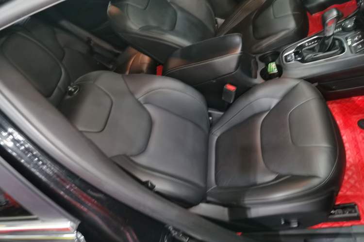 Used Jeep Cherokee 2019 2.0T Four-Wheel Drive Exploration Edition + Autonomous Driving Smart Package China V