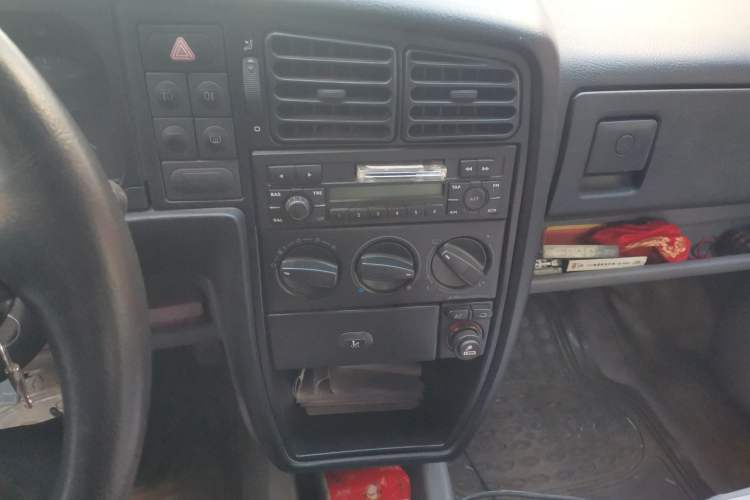 Used Volkswagen Jetta 2005 CIF Partner Audio And AC Panel