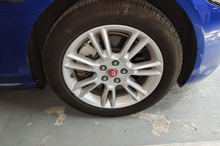 Used Jaguar XEL 2018 2.0T 200 PS Luxury Edition Right Front Wheel Hub