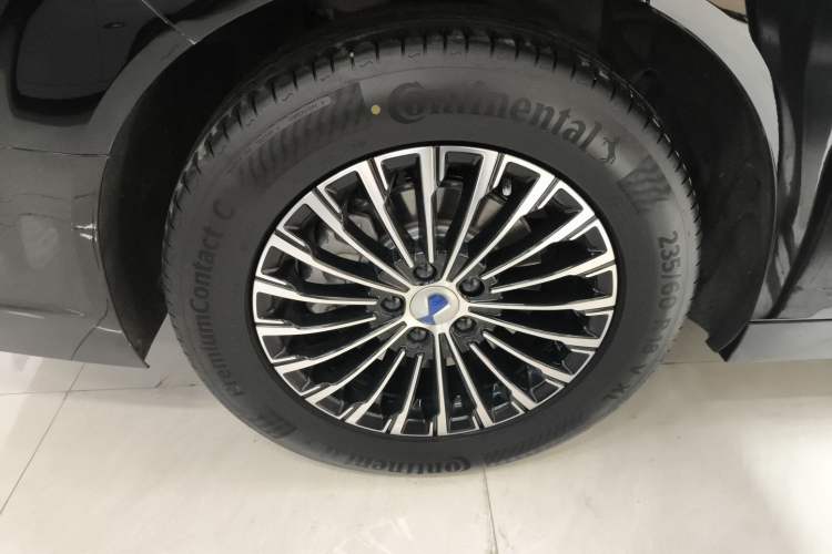 Used Denza D9 2024 DM-i 1050 Luxury Model Right Rear Wheel Hub