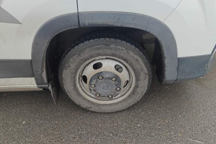 Used SAIC MAXUS V90 RV 2021 2.0T Travel Master V90 Self-Propelled Class B RV Deluxe Edition with a Horizontal Bed Right Front Wheel Hub