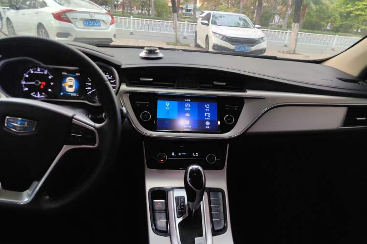 Used Geely Auto Emgrand GL 2017 1.3T DCT Luxury Model Audio And AC Panel