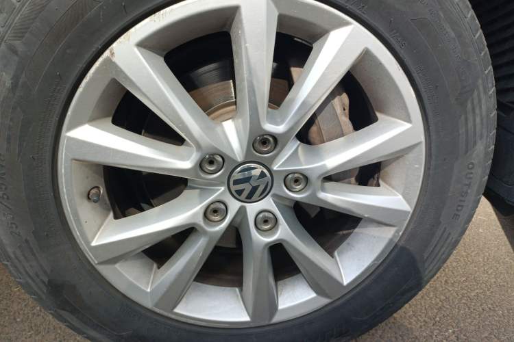 Used Volkswagen Touareg 2011 3.0 TSI High-End Version Right Front Wheel Hub