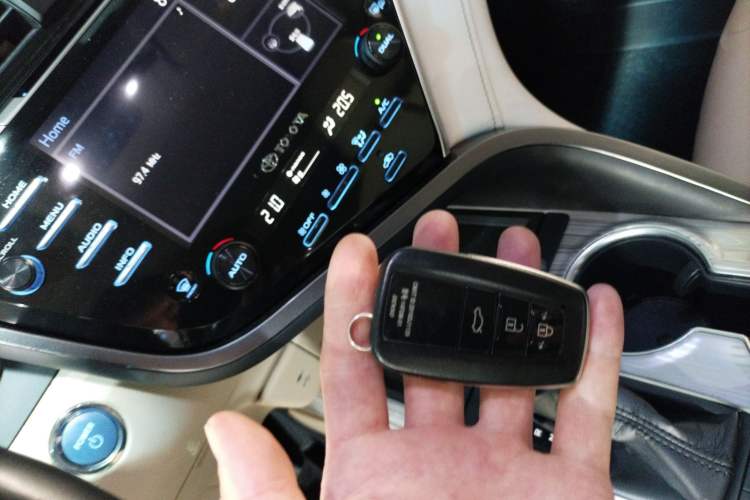 Used Toyota Camry 2018 Dual-Engine 2.5 HG Luxury Edition Vehicle Key