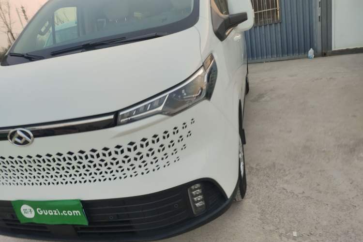 Used SAIC MAXUS Xintu V70 2025 2.0T Automatic Long Wheelbase Low-Roof Luxury 7-Seater
