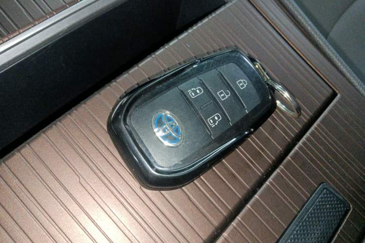 Used Toyota Granvia 2023 2.5L Hybrid Comfort Edition
