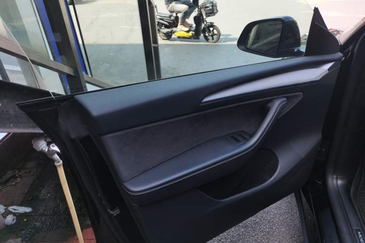 Used Tesla Model Y 2023 Long-Range All-Wheel-Drive Version