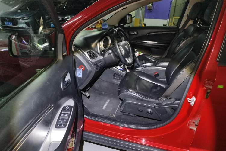 Used Dodge Journey 2013 2.4L Two-Wheel Drive Luxury Version
