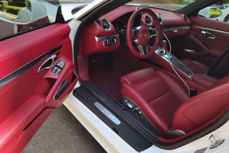 Used Porsche 718 2020 Cayman 2.0T Interior 3