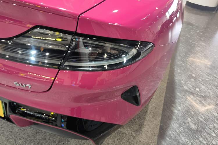 Used Xiaomi Auto SU7 2024 Rear-Drive Ultra-Long Range Advanced Pro-Level Intelligent Driving Version Right Rear Taillight