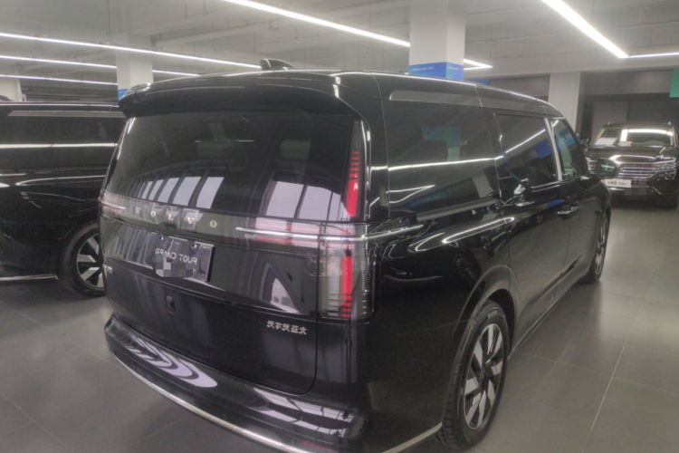 Used Volvo EM90 2025 Ultra Six-Seater Rear Right 45 Deg